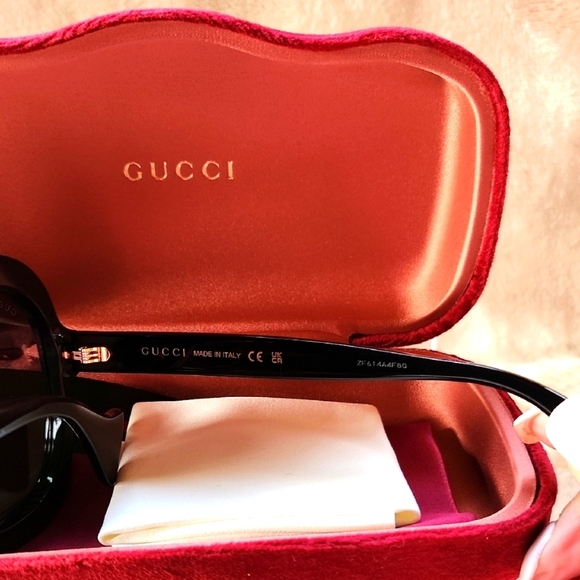Gucci Black Sunglasses With an Elegant White Trim - Picture 4 of 5
